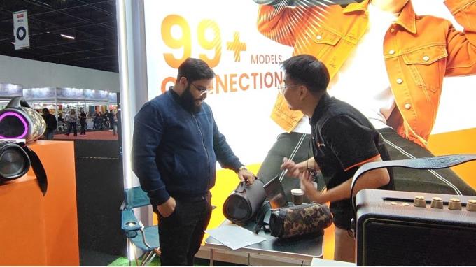 TAZATA Audio team demonstrating the engineered acoustic clarity and flagship sound systems to interested buyers at the ELETROLAR SHOW in Distrito Anhembi, SÃ£o Paulo.